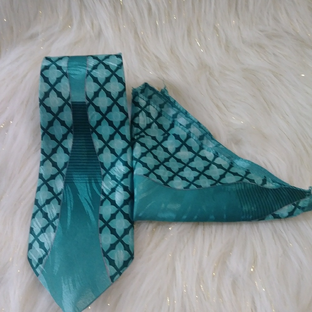 Men's tie and matching handkerchief
